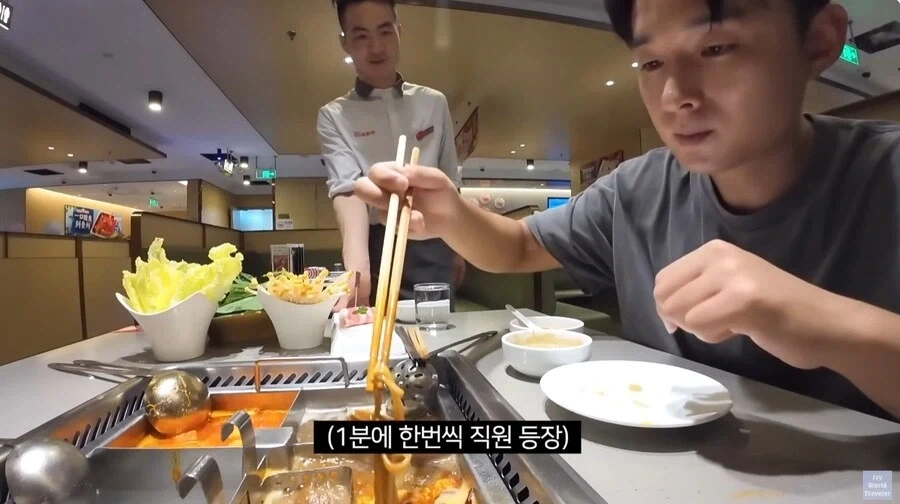 훠궈 처음 먹는 손님을 본 가게 직원들_21.webp