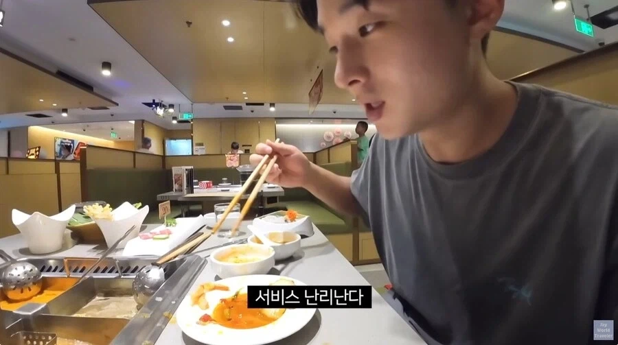 훠궈 처음 먹는 손님을 본 가게 직원들_23.webp