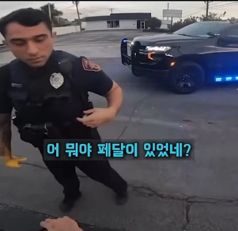 길가던 시민을 붙잡은 경찰_2.webp