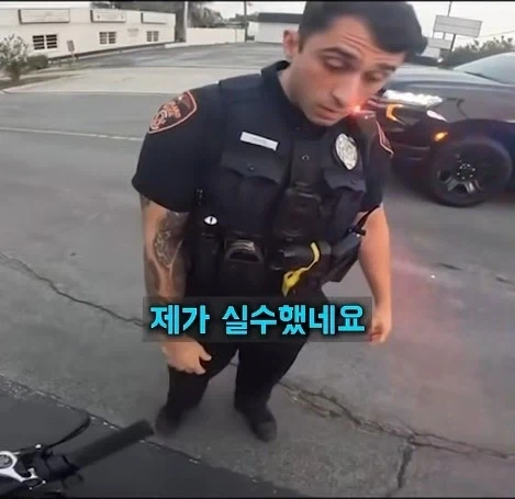 길가던 시민을 붙잡은 경찰_3.webp