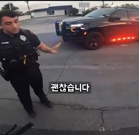 길가던 시민을 붙잡은 경찰_4.webp