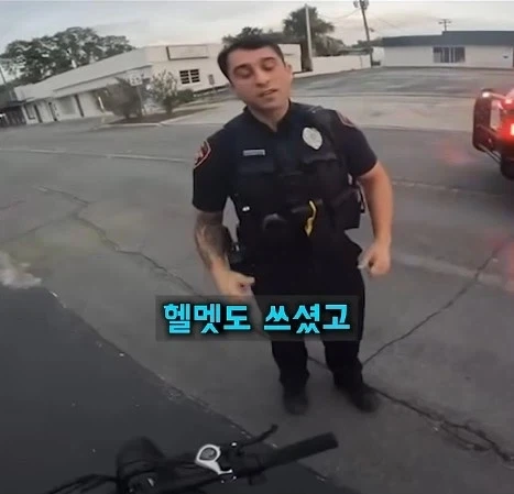 길가던 시민을 붙잡은 경찰_5.webp