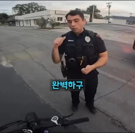길가던 시민을 붙잡은 경찰_6.webp