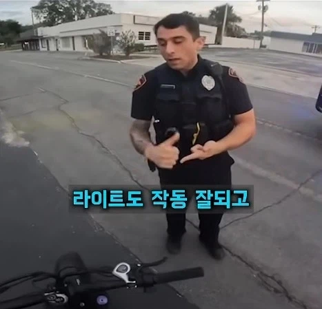 길가던 시민을 붙잡은 경찰_7.webp