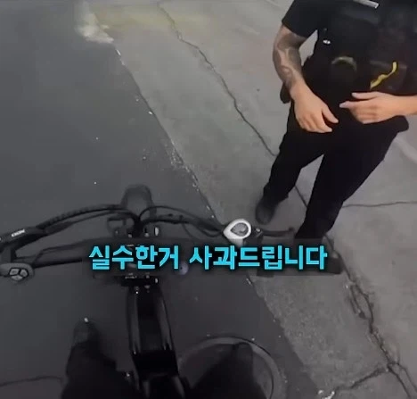 길가던 시민을 붙잡은 경찰_8.webp