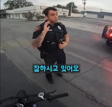 길가던 시민을 붙잡은 경찰_10.webp