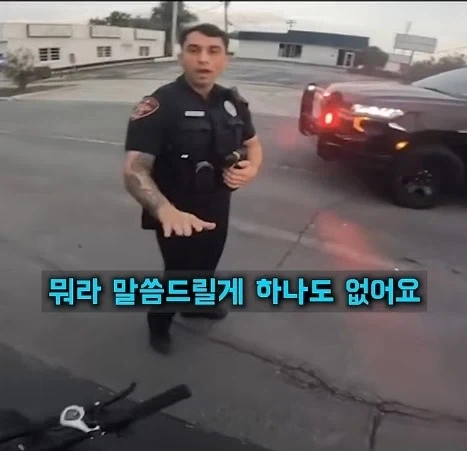 길가던 시민을 붙잡은 경찰_11.webp