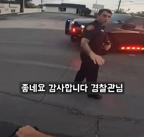 길가던 시민을 붙잡은 경찰_12.webp