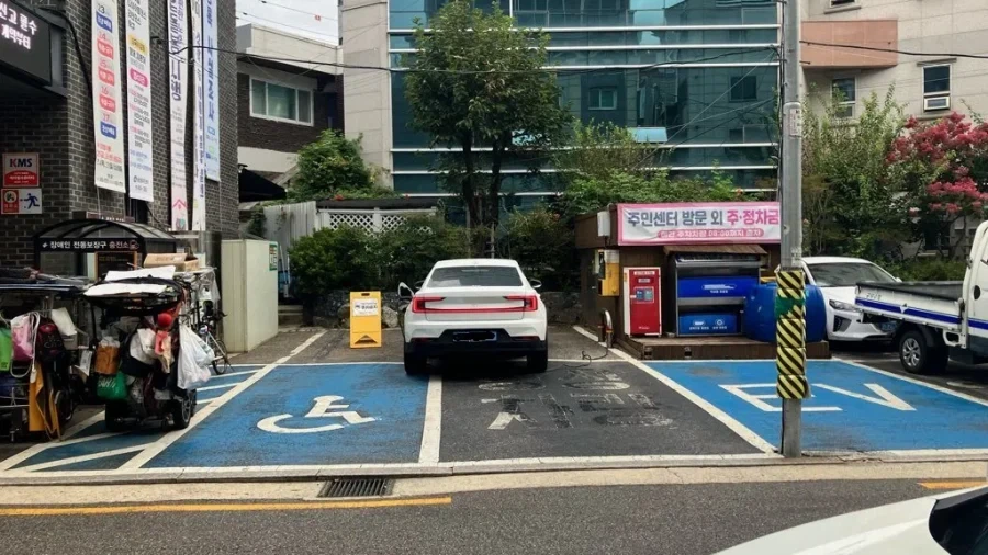 패기 넘치는 전기차 주차.jpg_3.webp