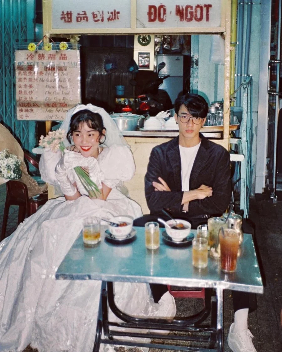 80년대 홍콩의 신혼부부 사진으로 유명한 사진_1.webp