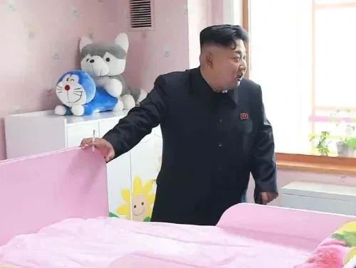김정은 뒤에서 즐기는 중인 도라에몽_1.webp