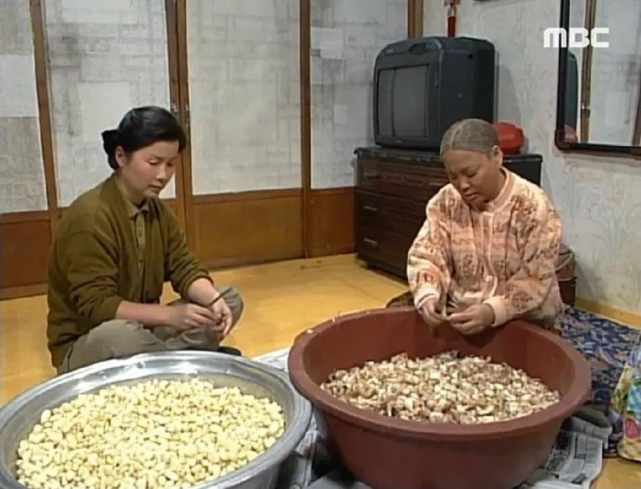 애미야 마늘 조금만 까자_1.webp