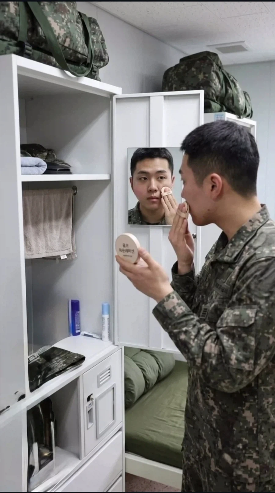 거울 속 세계니 그런 표현을 자꾸 쓰는데..거울 속 세계라는 건 존재하지 않아!_1.webp