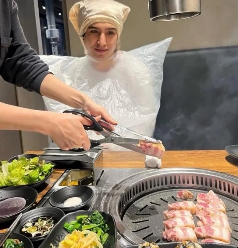 한국식 고깃집에 처음 온 외국인_1.webp