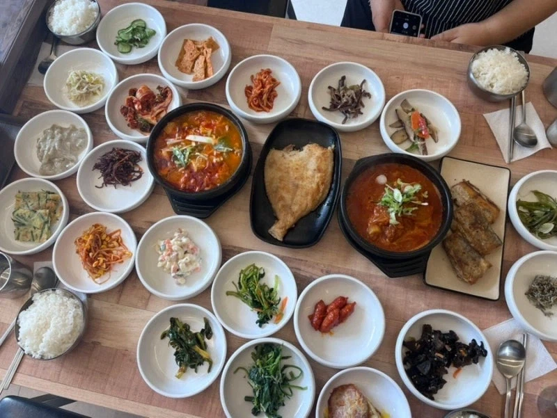가정식 백반 1만원 vs 여수섬박람회 간장게장 백반 14900원_1.webp
