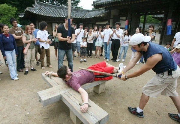 한국의 처벌 도구를 십자가로 오해한 외국인들_1.webp