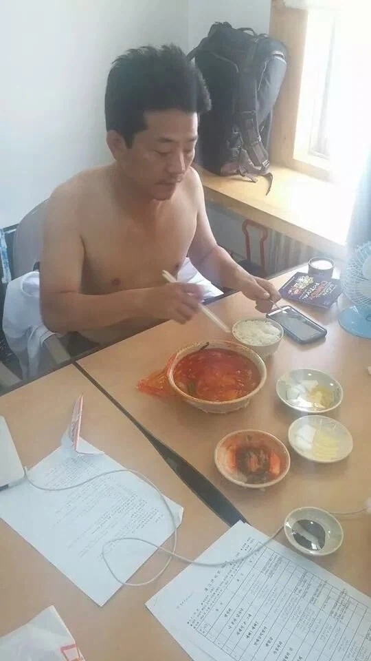 짬뽕 먹을 때, 옷에 국물 안 튀는 방법_1.webp
