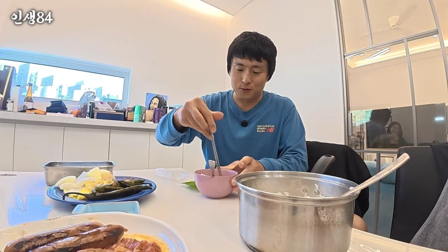 카즈하한테 쌈싸주는 기안84_3.webp