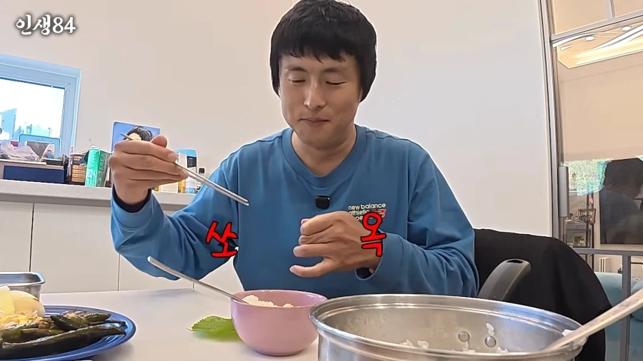 카즈하한테 쌈싸주는 기안84_7.webp