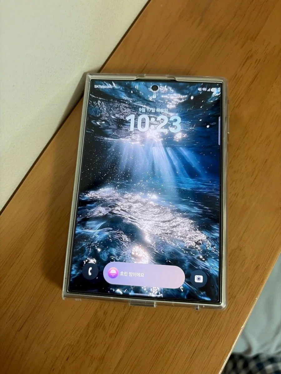 갤럭시 폴드 8를 발가락에 떨어트린 자_1.webp