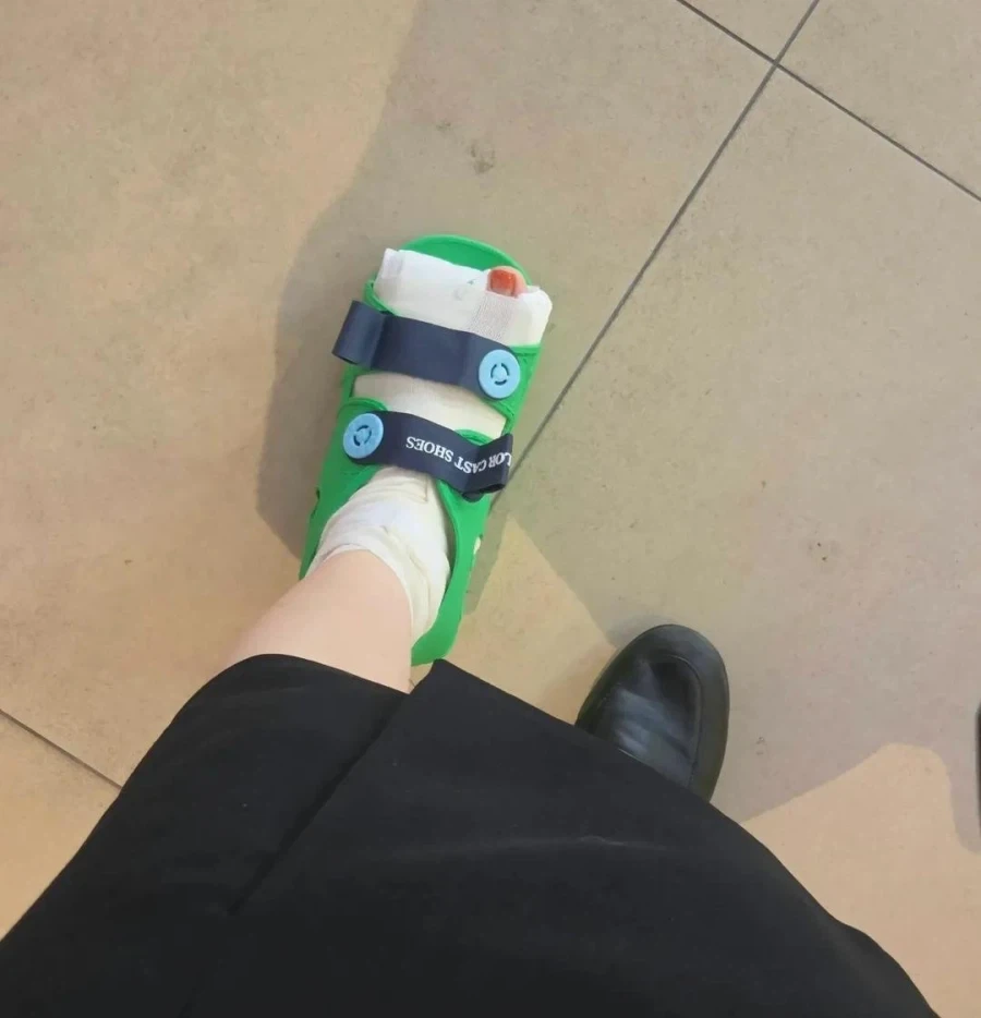 갤럭시 폴드 8를 발가락에 떨어트린 자_2.webp