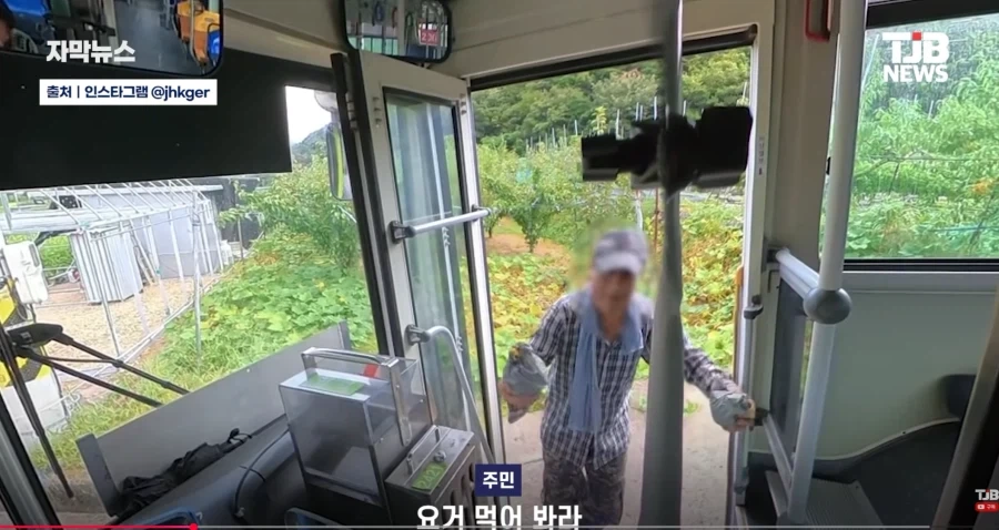 버스정류장이 아닌곳에서 버스를 세운 어르신이 건넨것은_4.webp