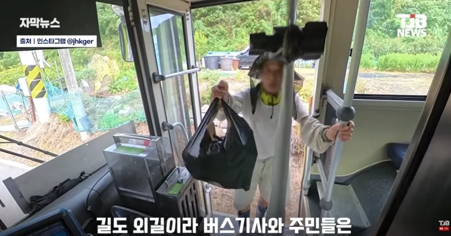 버스정류장이 아닌곳에서 버스를 세운 어르신이 건넨것은_7.webp