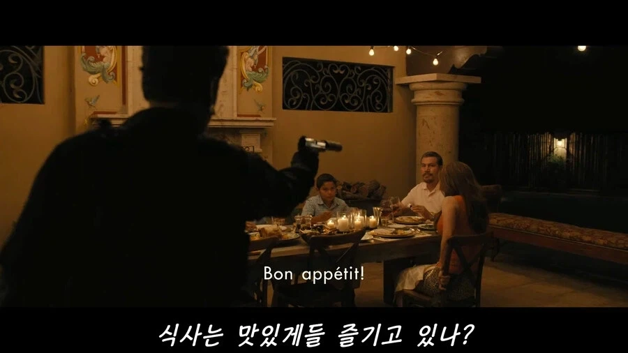 강아지 생일파티에 참석한 예상치 못한 인물.jpg_2.webp