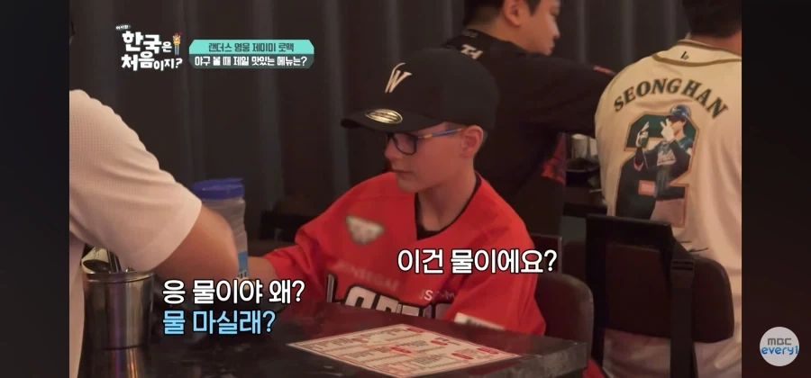 물에 궁금증을 느낀 외국인_1.webp