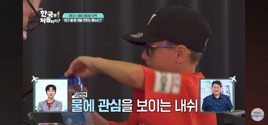 물에 궁금증을 느낀 외국인_2.webp