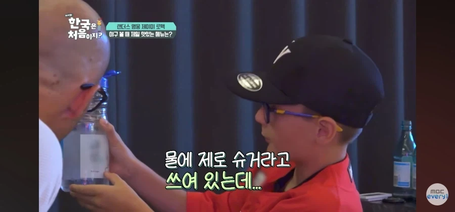 물에 궁금증을 느낀 외국인_4.webp