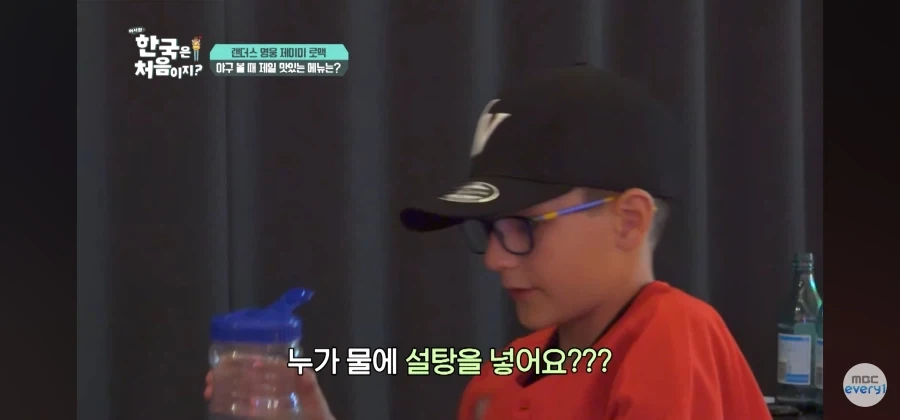 물에 궁금증을 느낀 외국인_6.webp