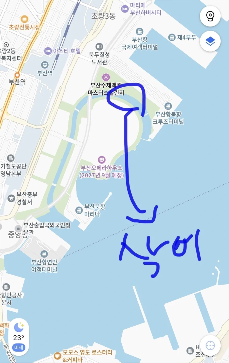 부산 상어가 안죽는 이유_1.webp