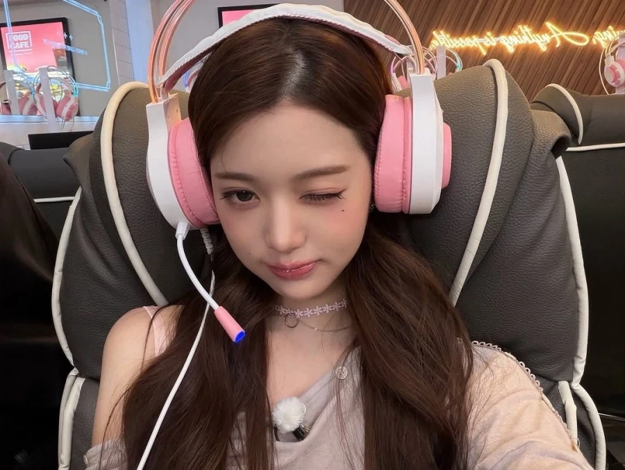 PC방 간 장원영_2.webp