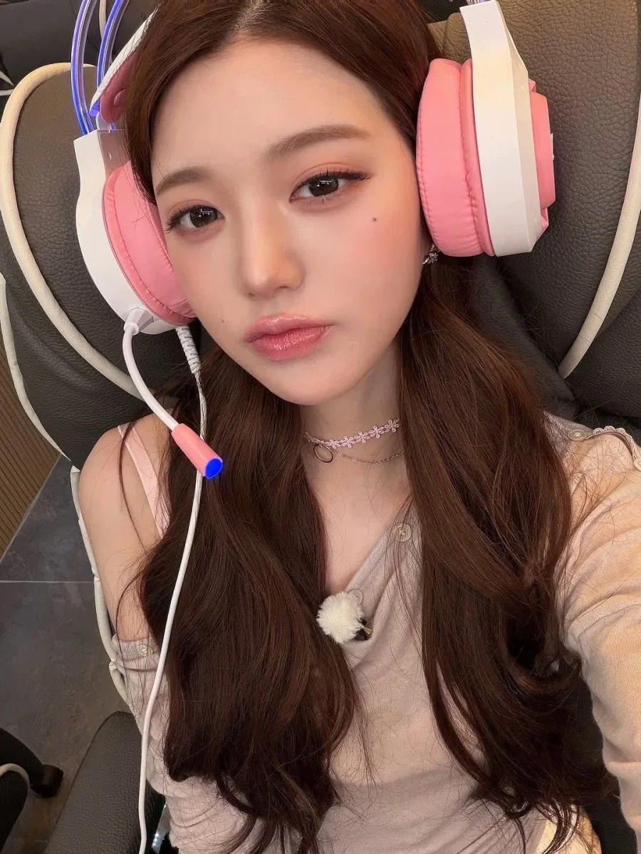 PC방 간 장원영_3.webp