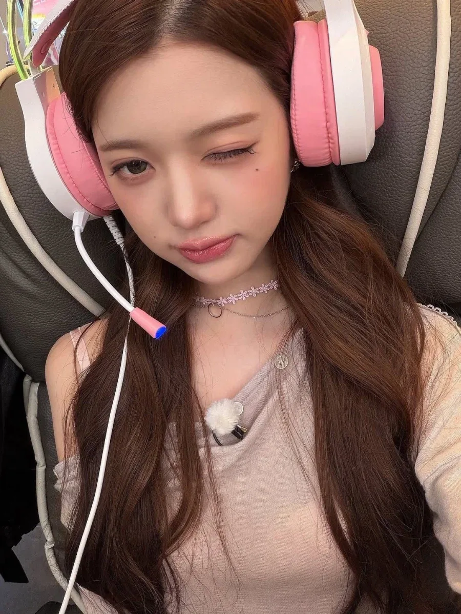 PC방 간 장원영_4.webp