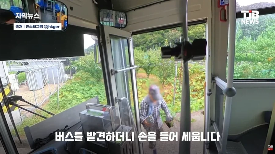 정류장도 아닌 곳에서 손흔들어 버스 새운 시골 노인_4.webp