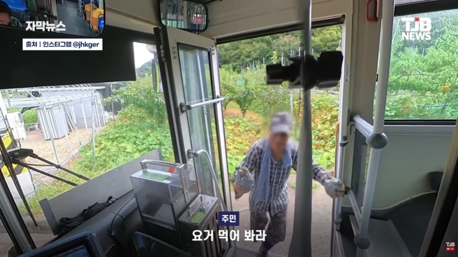 정류장도 아닌 곳에서 손흔들어 버스 새운 시골 노인_6.webp