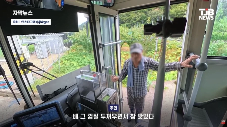 정류장도 아닌 곳에서 손흔들어 버스 새운 시골 노인_7.webp