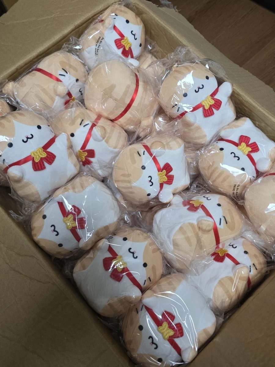 굿즈로 나올 예정이라는 귀여운 고양이 이모티콘 인형.JPG_1.webp