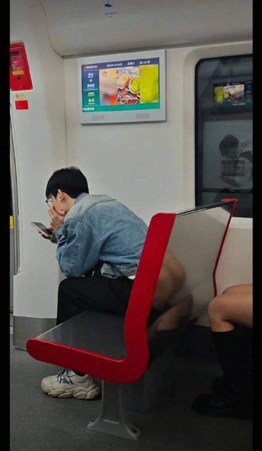 숨믹히는 뒷태_1.webp