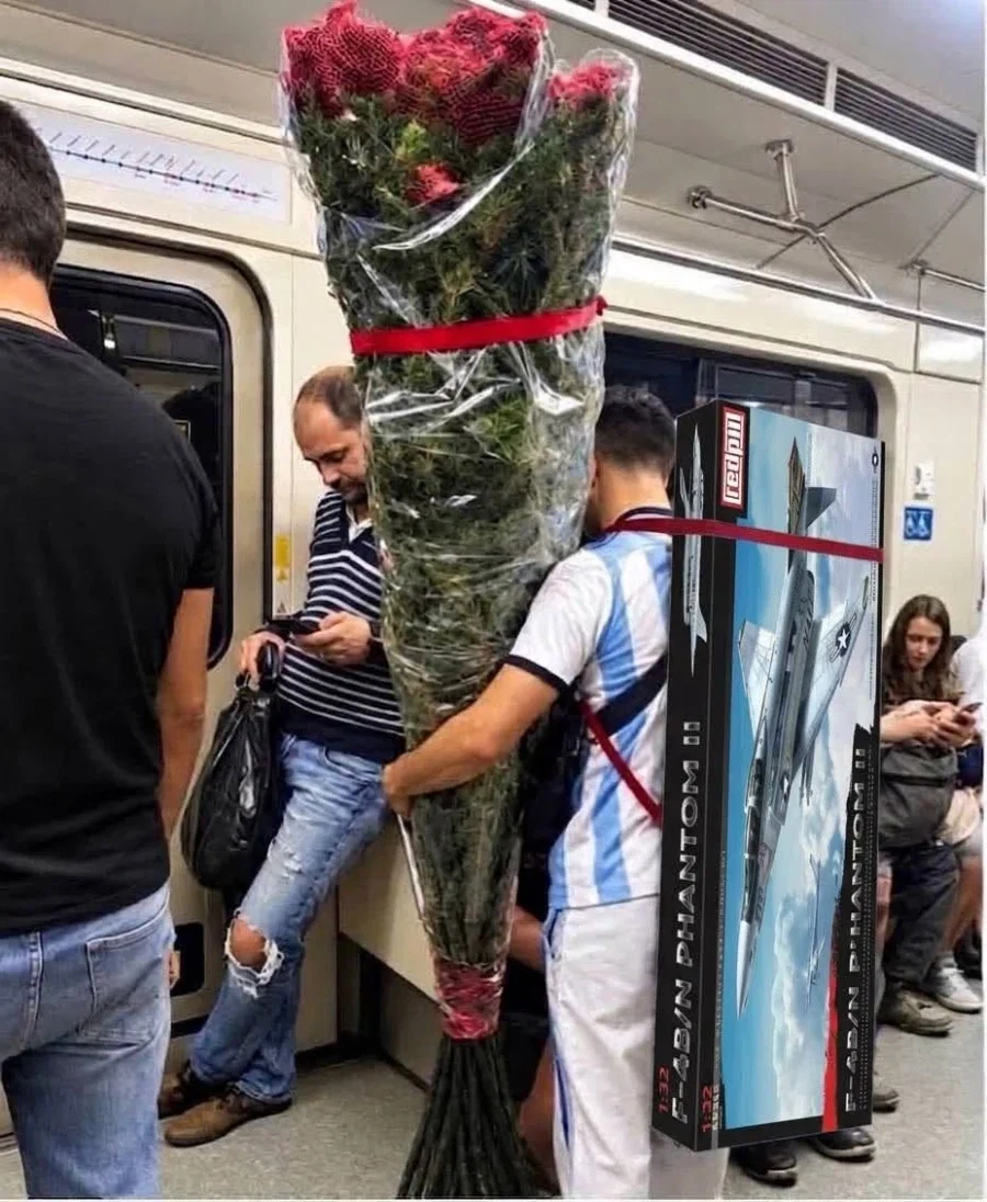 아내 몰래 프라모델을 산 남자.jpg_1.webp