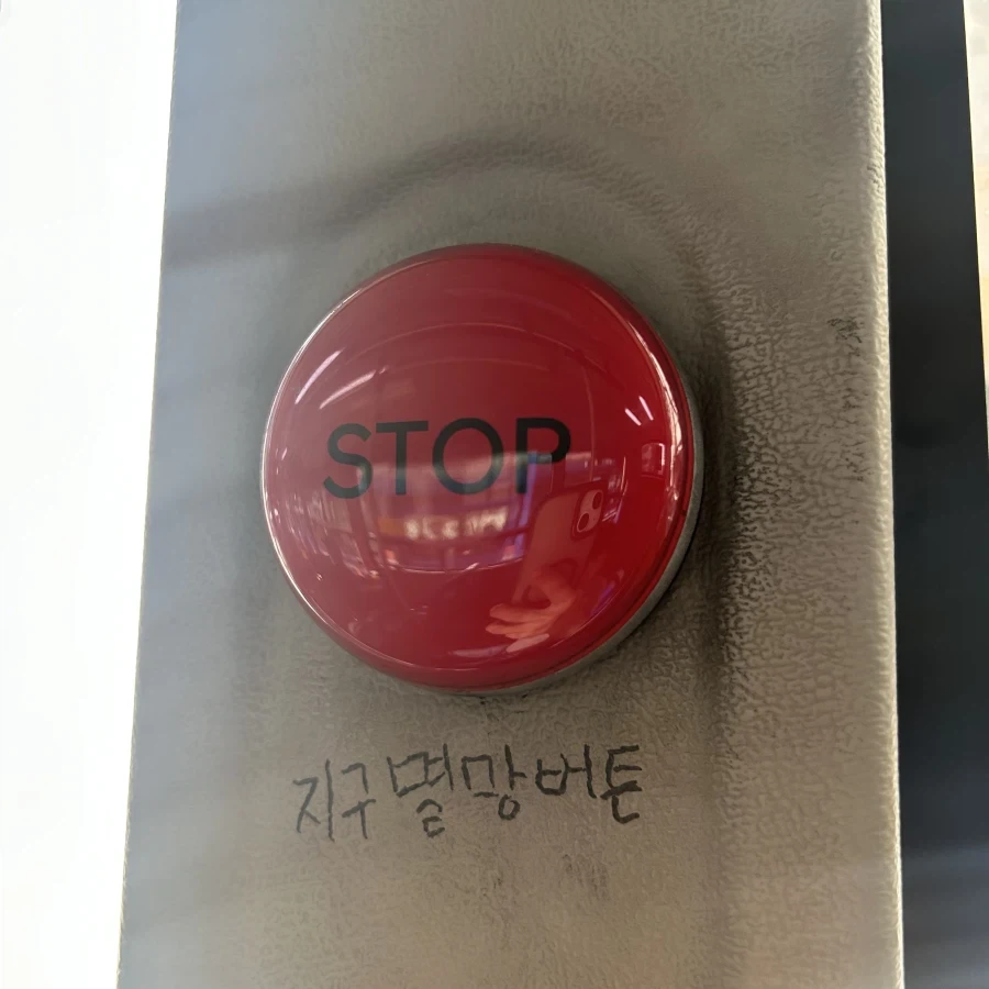 누가 버스에 낙서해놓은거 보셈ㅋㅋㅋ_1.webp