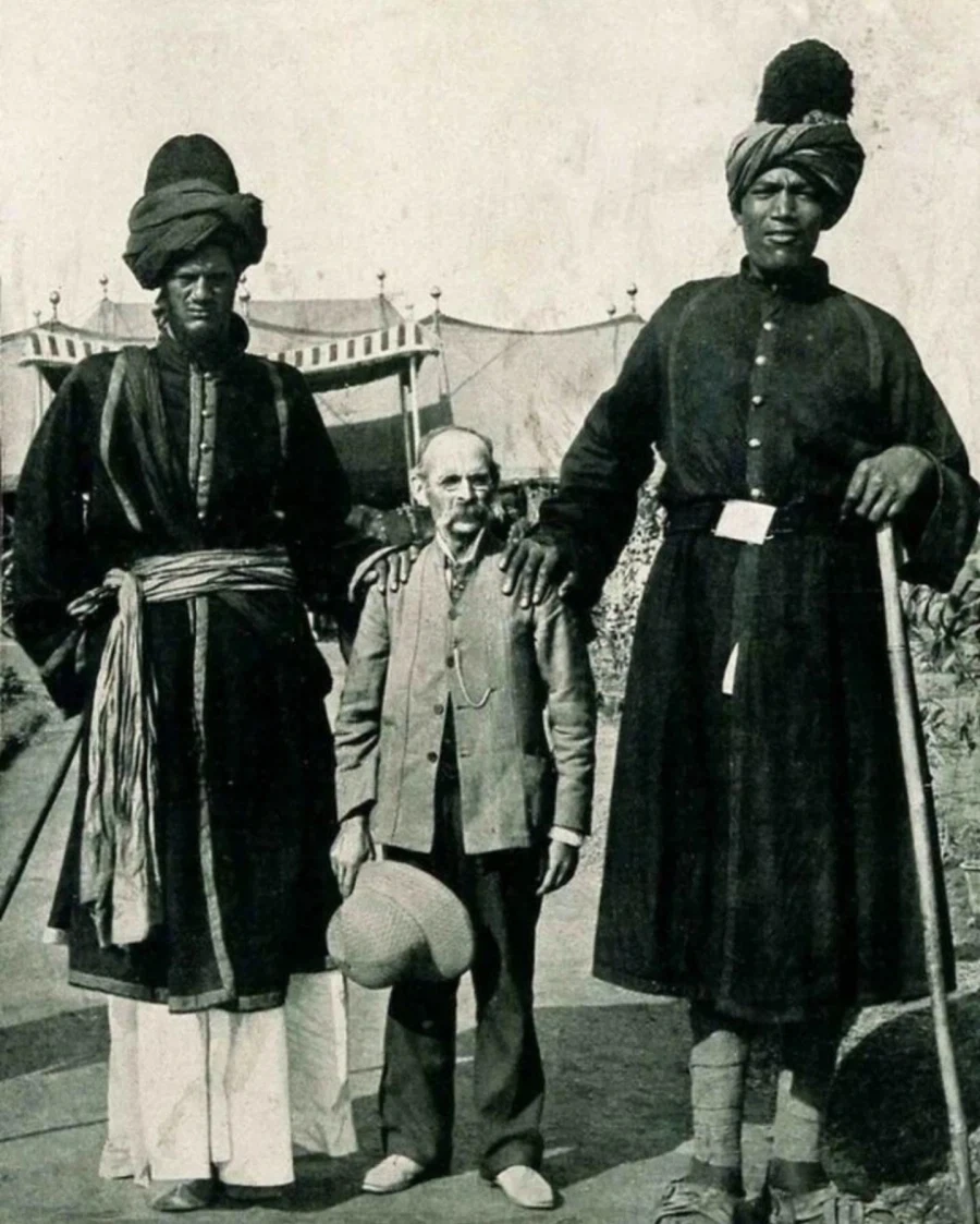 카슈미르의 두 거인, 1903년도 사진_1.webp