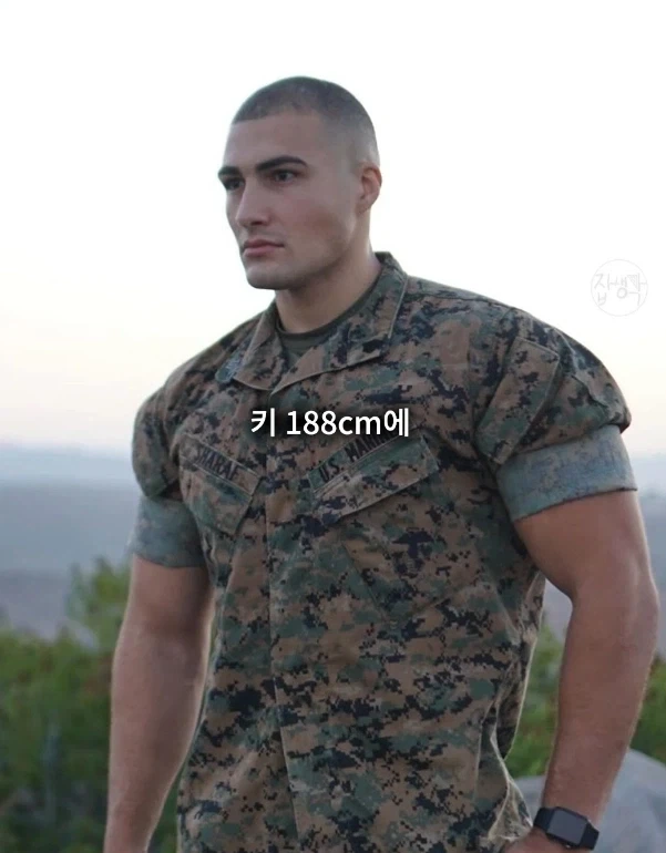 알파메일 얼짱몸짱 미해병이 10년 뒤 UFC 선수가 됨.jpg_1.webp