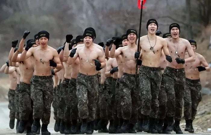 소리지르고 노래부르는 러닝 크루_3.webp
