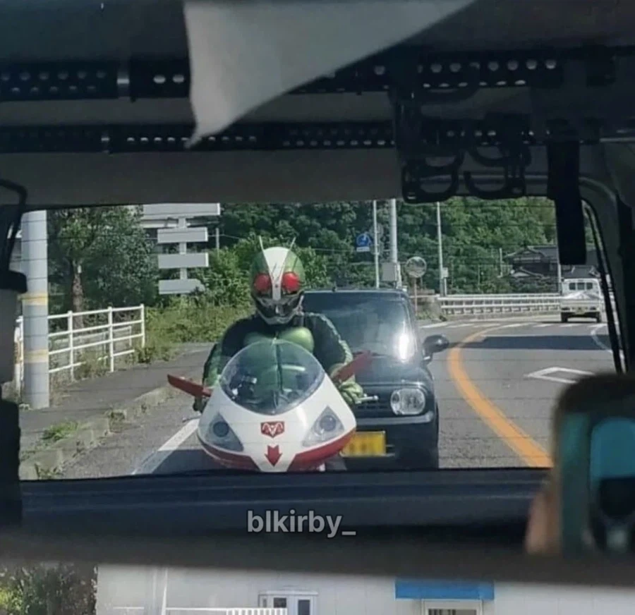 일본에서 백미러를 보면서 가면_2.webp