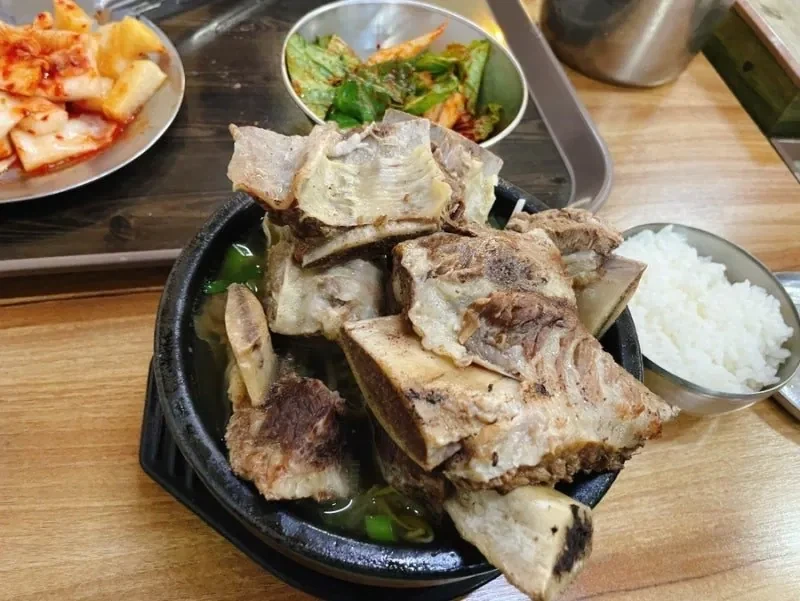 뚝배기 넘치는 왕 갈비탕_1.webp