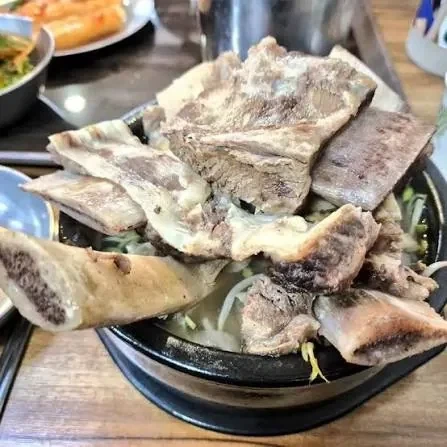 뚝배기 넘치는 왕 갈비탕_2.webp