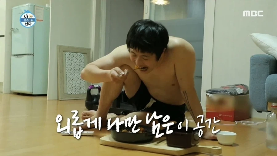 40대 노총각이 집에서 밥 먹는 모습_1.webp